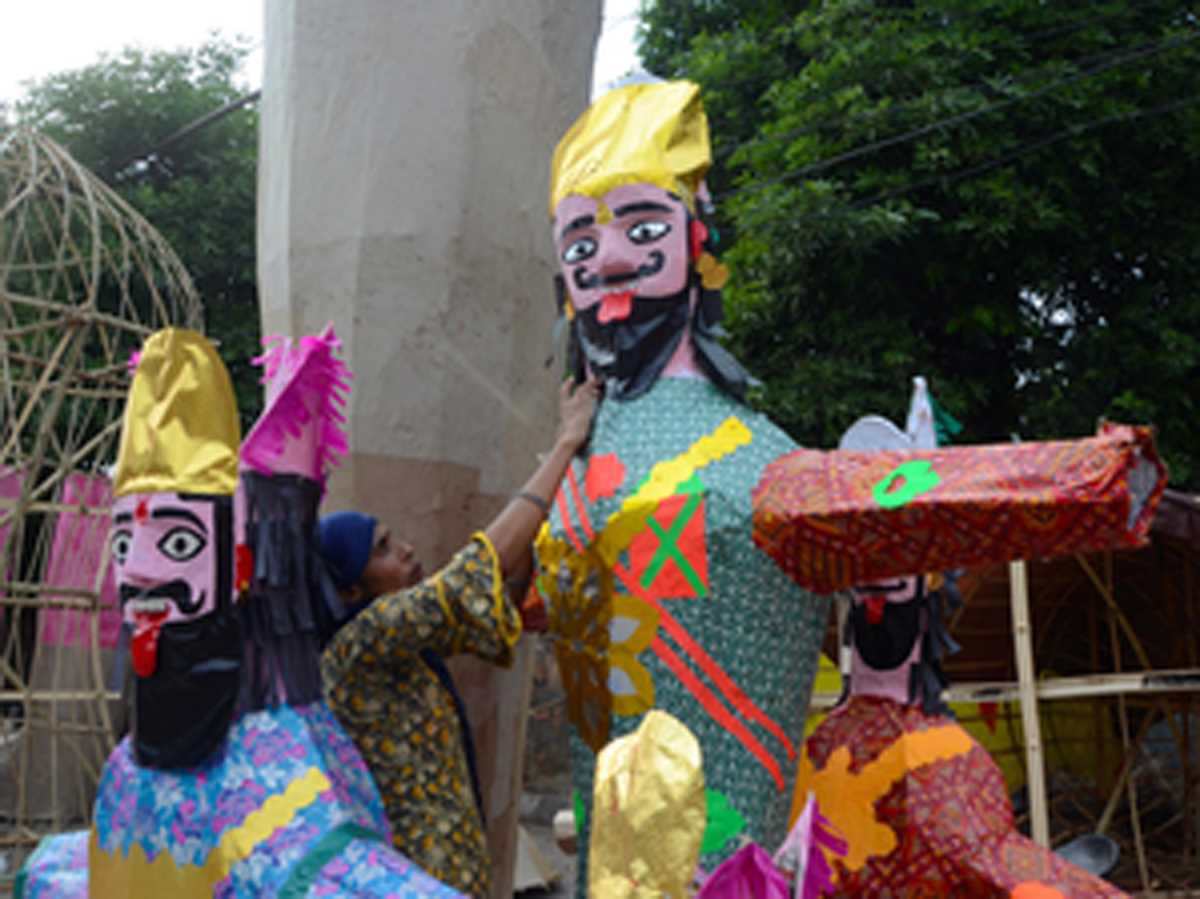 रांची सहित कई शहरों में जलने के पहले भीग न जाएं रावण-कुंभकर्ण ! रांची सहित कई शहरों में जलने के पहले भीग न जाएं रावण-कुंभकर्ण !